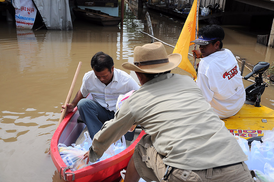 ชาวบ้านที่ประสบภัยน้ำท่วมเห็นเราก็ทยอยกันออกมารับถุงยังชีพ บ้านไหนมีเรือก็พายออกมารับเองเลย :blush: