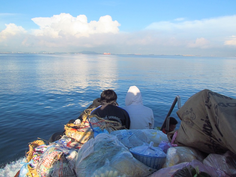 บนชั้นสอง บริเวณทางขึ้น-ลง ด้านหัวเรือ อีกจุดหนึ่ง ที่ถูกเปลี่ยนสภาพ เป็นที่นั่ง  ด้วยเหตุผลหลายๆ อย