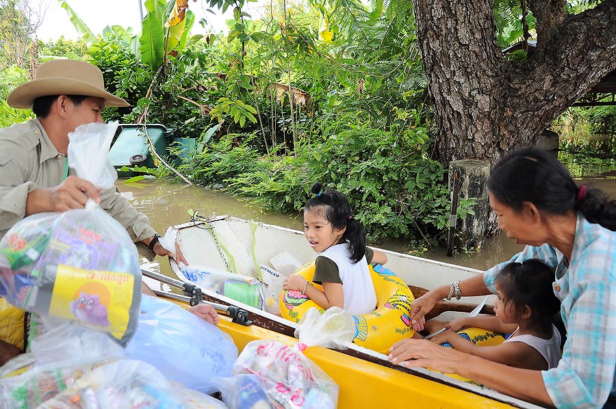 ป้าพาหลานออกมารับถุงยังชีพ บ้านแกอยุ่ข้างในเลยพายเรืออกมาหาเองเลย :grin: