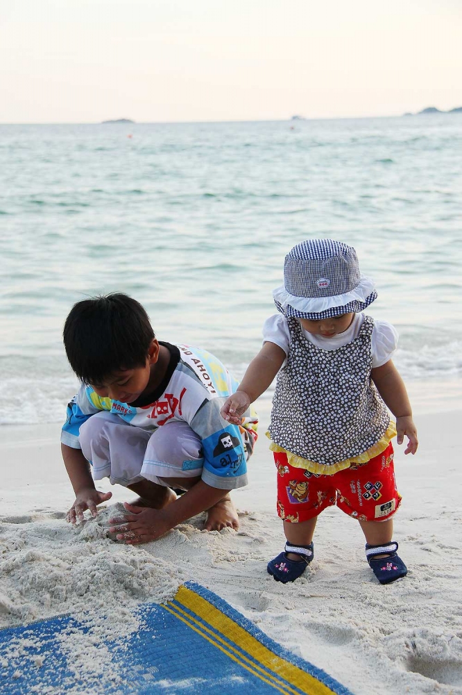 


 [b]พี่ ขนมปัง น้องการตูน...ตั้งใจทำนะ 2 คนเนีย[/b]    :laughing: