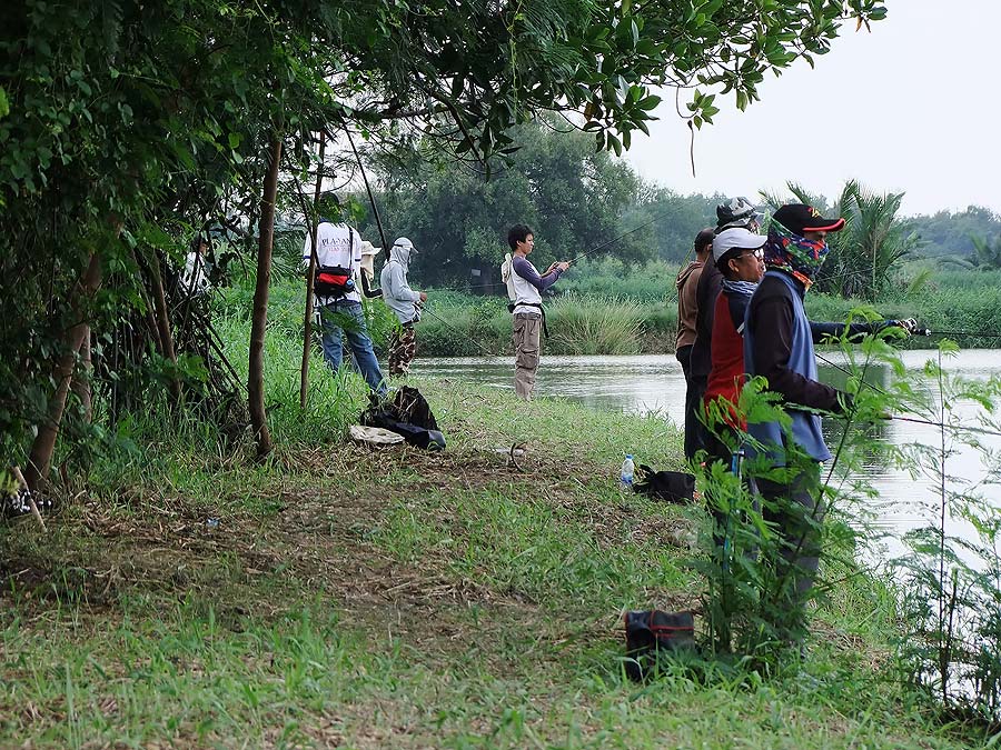 [b]คนอื่นๆก็หากันต่อไปครับ ห่วงอยู่ก็แต่ น้าตอง อ่ะครับ ยังไม่รอดเลย อิอิ[/b]
 :grin: :grin: :grin: