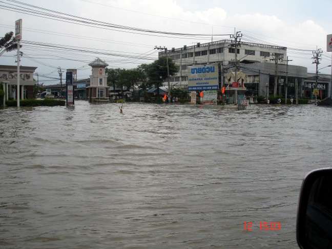 พอเคลื่อนตัวได้ จึงทราบสาเหตุว่า ตรงนั้นมีสภาพแบบนี้นี่เอง น้าท่านใดจะไปแถวนั้นให้หลีกเลี่ยงเส้นทางเ