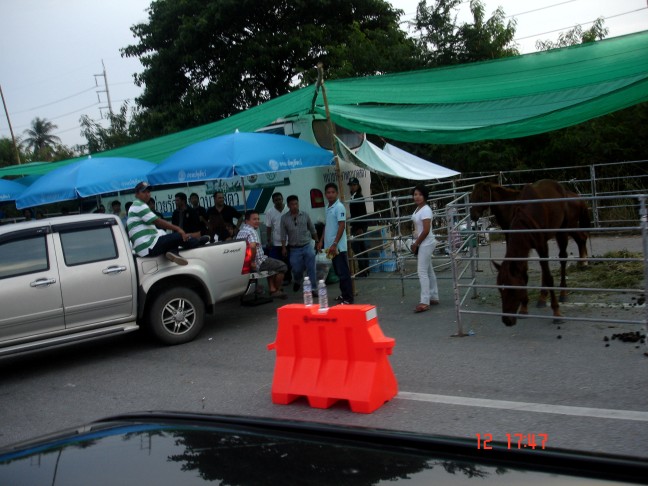 เริ่มเข้าเขตที่ชาวบ้านเดือดร้อนขนของมาอยู่บนถนนกันแล้ว
