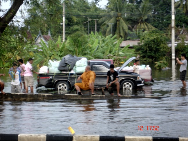 แม้แต่พระภิกษุ ก็เดินทางต่อไม่ได้