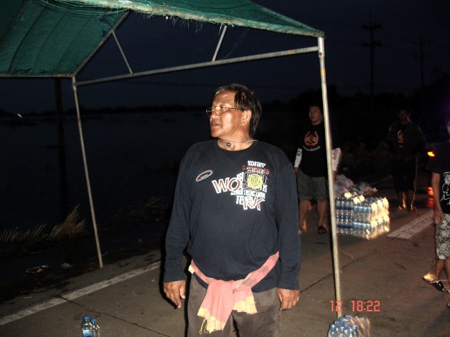 ท่าน นายก อบต.พุทเลา มารอรับของด้วยตัวเอง และเล่าให้ฟังว่าชาวบ้านของท่านอยู่อย่างลำบากและอันตรายมาก 