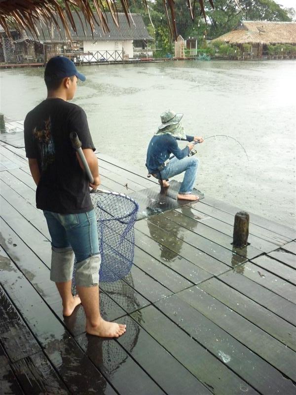 ผมร้องบอกน้อง  ยังไม่ต้องออกมา  :laughing:
