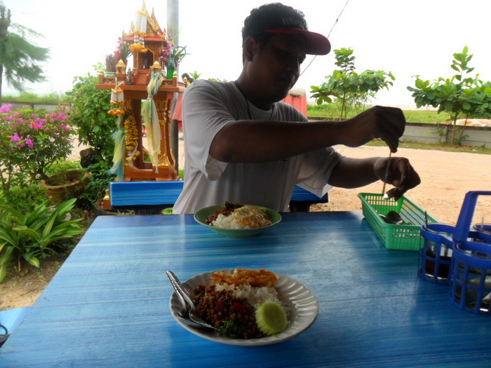


-------------           ทานเข้าวกันครับ     เมนูง่าย ๆ  กระเพราไข่ดาว     อร่อยกว่า บางร้านในม