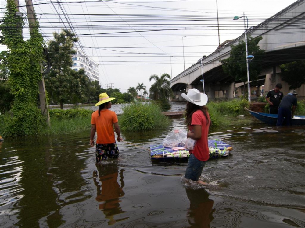  :frown: ฝั่งตรงข้างโรงแรม ใต้สะพานปรีดีย์ฯ