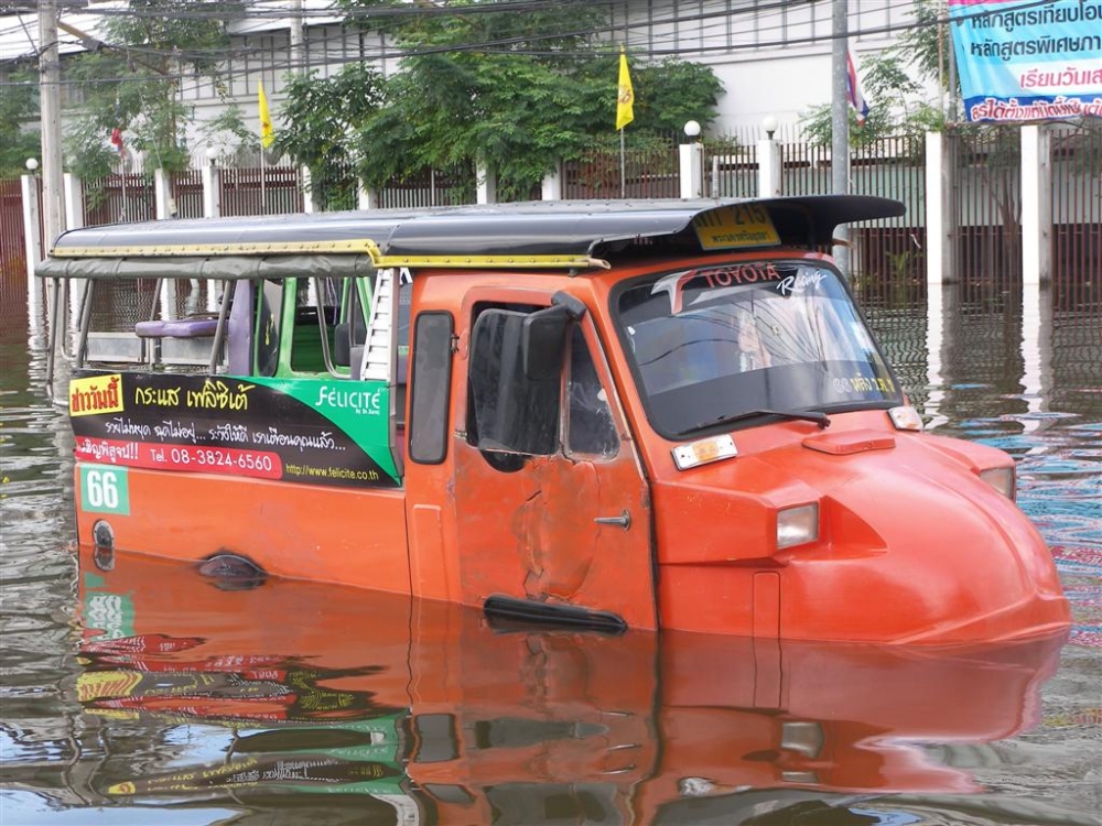 คันนี้อยู่กลางแยกไฟแดงเลย หนีน้ำไม่ทัน :cry: