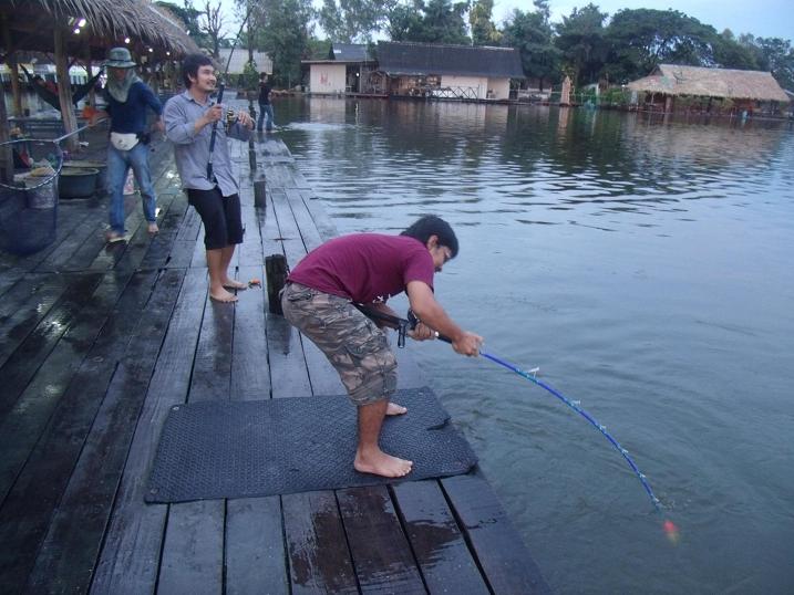 ผมหันมาอีกที ไหงเป็นพี่โหน่งอัดBG~ของน้าใหญ่ แล้วน้าใหญ่ทำไมถึงภือสวิงแล้วหล่ะครับ  :laughing: :laug