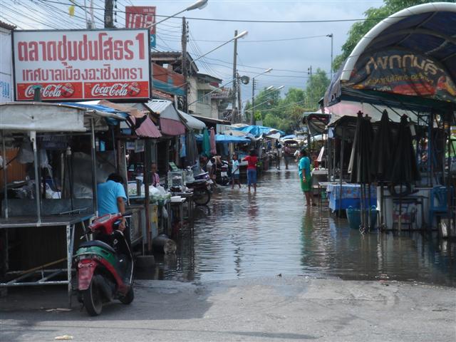 ตลาดสดข้างๆวัดโสธร :sad: :frown: