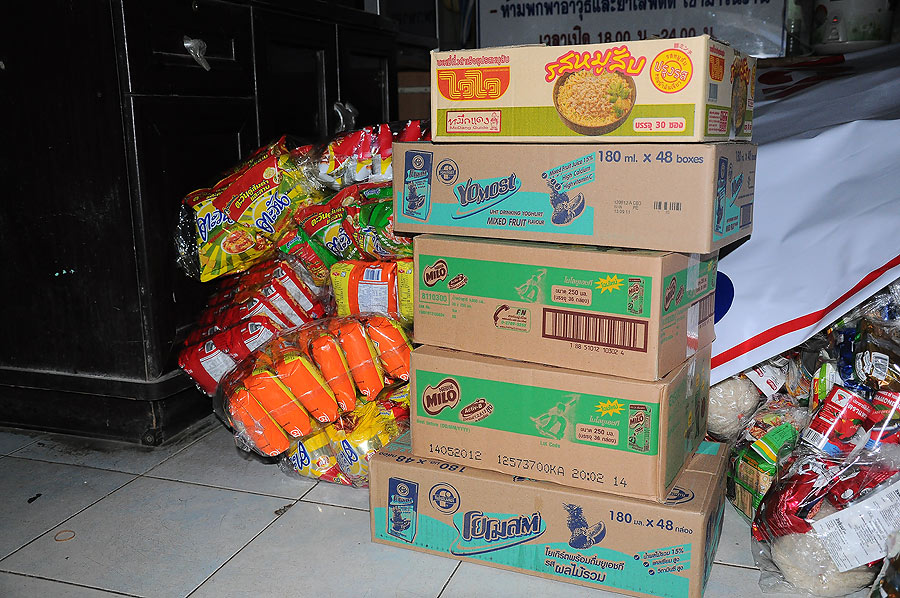 แพ็คลงถุงยังชีพไม่ทันแล่ะ เดี๋ยวเวลาแจกก็แจกตามไปต่างหาก :grin: