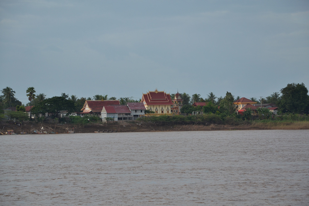 ฝั่งโน้นเพื่อนบ้านเราครับ สาธารณรัฐประชาธิปไตยประชาชนลาว 

 :grin: