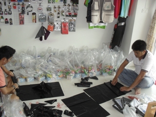 สู้ๆ นั่งพับถุงดำกัน อย่างเรียบโร้ย 555 :laughing: :laughing: