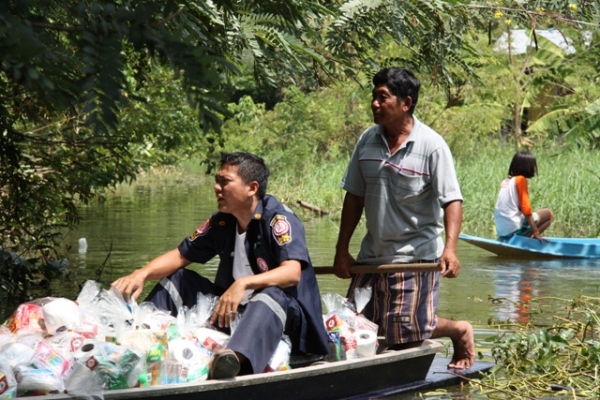 ต้องส่งกันถึงบ้านครับ.....เพราะบางบ้านไม่มีเรือ.....สู้ๆๆๆๆๆๆ