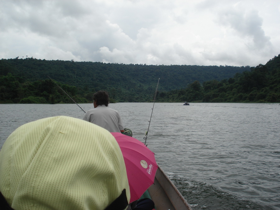 *** เราก็ไปต่อเดินทางเรื่อยๆเปื่อยๆ ข้างหน้าเป็นเรือชาวบ้านมาหาตีปลาเหมือนกัน ***

 :cheer: :cheer