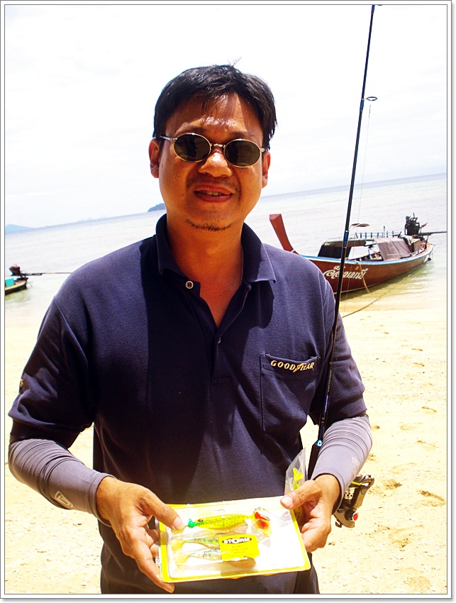  [b]หลังอิ่ม-สำ-เรอ สำราญ  ผมทักทายนักตกปลาอีกกลุ่มที่ เข้ามาพักเที่ยงที่เดียวกัน

เราคุยกันออกรส 