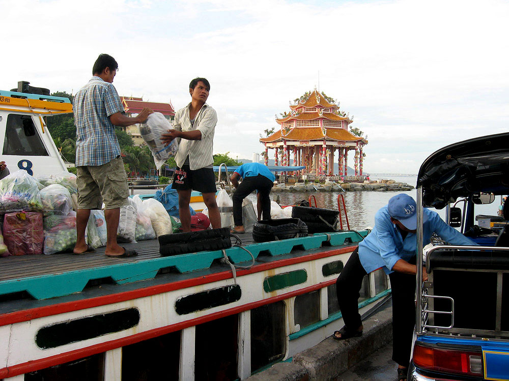 ...ภาพที่เห็นประจำ การขนขนของ ขึ้นเรือ-ลงเรือ ส่วนมากจะใช้วิธีการ โยนครับ  :smile: