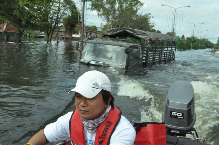 GMC ของทหารยังไม่รอดเลยครับ :sad: