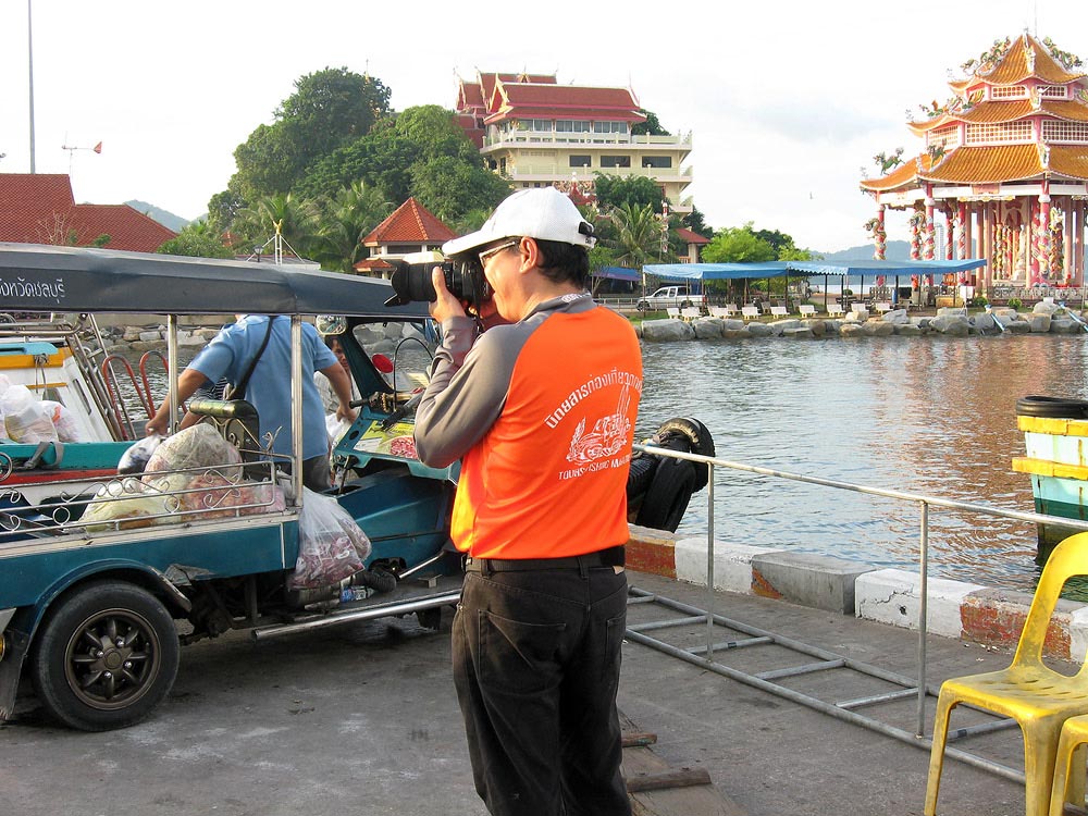... ว่างๆ ช่วงรอเรือก็ หยิบเอากล้องมาส่องเล่น เฮ้อ.. กล้องก็เก่า คนถ่ายก็แก่  แถมไม่ค่อยได้ใช้งาน แบ