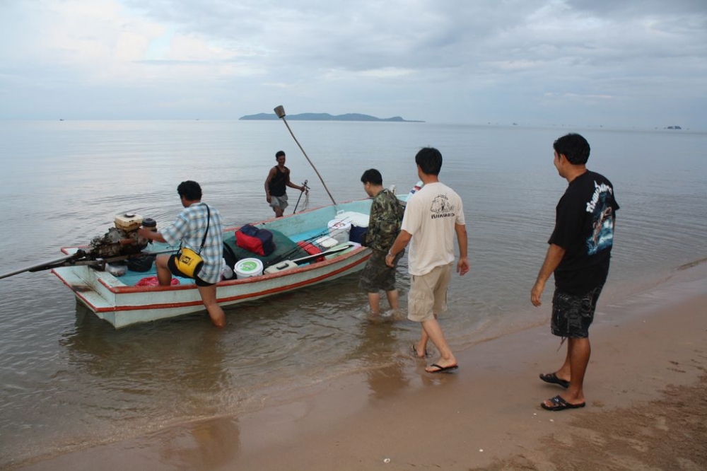 ช่วยกันขนของลงเรือเล็กก่อนครับ