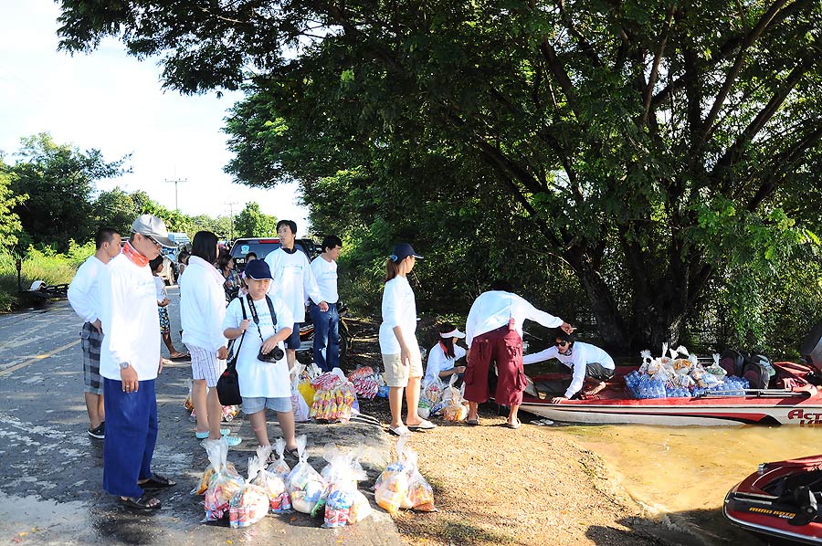 ทุกคนที่มาช่วยกันโดนไม่ต้องบอกเลย ช่วยกันดหลดถุงยังชีพและน้ำลงเรืออย่างไว เพราะผู้ประสพภัยเราความช่ว