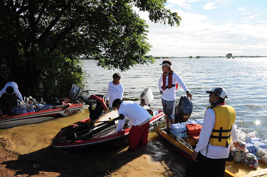 มีเรือ 3 ลำ จัดน้ำดื่ม 50 แพ็คและถุงยังชีพอีก 50 ถุงเพราะถ้าเกินกว่านี้เรือจะไปไม่ไหวไหนจะต้องมีคนติ