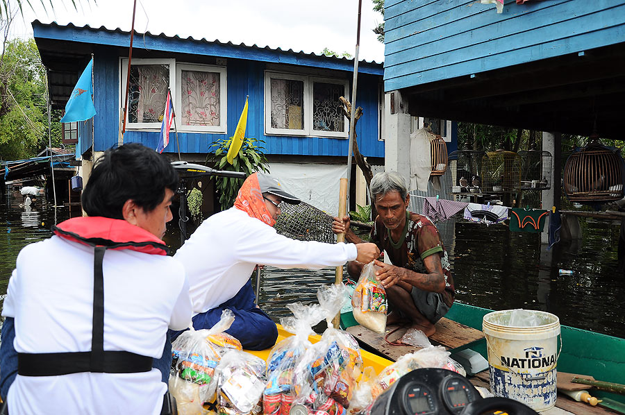 ชาวบ้านที่มีเรือก็พายมารับเองเลย ผ่านบ้านไหนฝากไปให้ด้วยเลยน่ะคร๊าบ :grin: