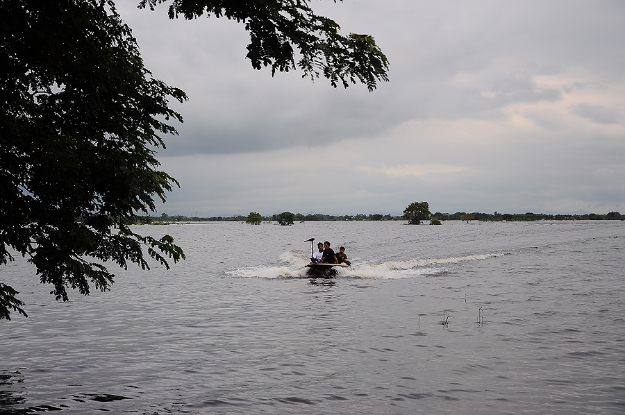 ด้วยความรีบร้อนไม่ได้พกกล้องลงเรือไปด้วยเลยไม่มีภาพตอนช่วยคนที่ลอยคอเกาะต้นไม้อยุ่กลางน้ำ เพราะเรือล