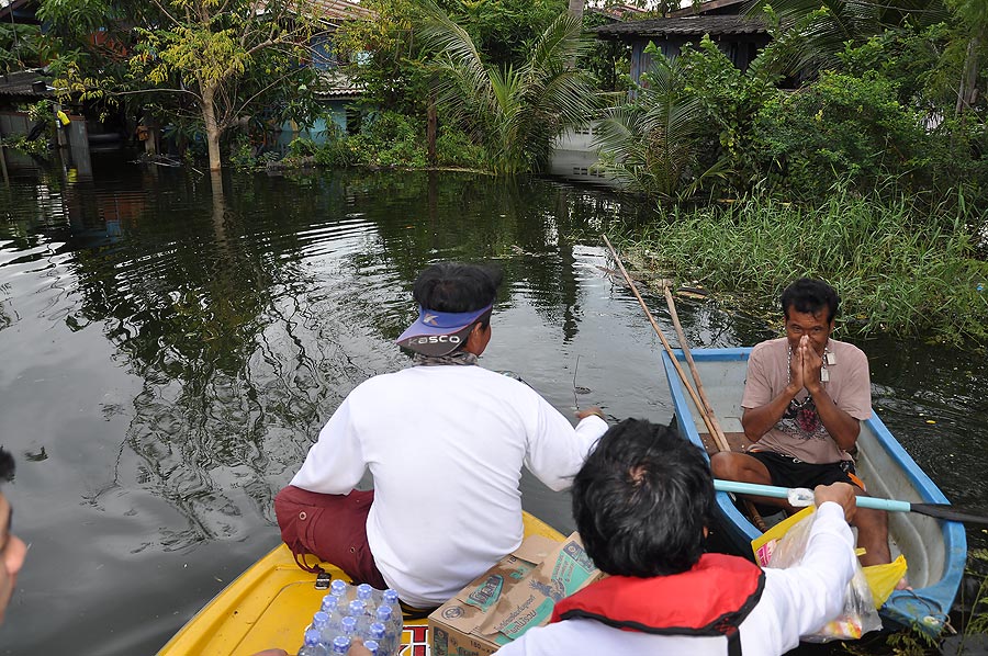 บ้านไหนมีเรือก้พายออกมาเอาเองเลย ดีเลยประหยัดเวลาเราไปในตัว ใครมีเรือพายมารับถุงยังชีพกับน้ำดื่มได้เ