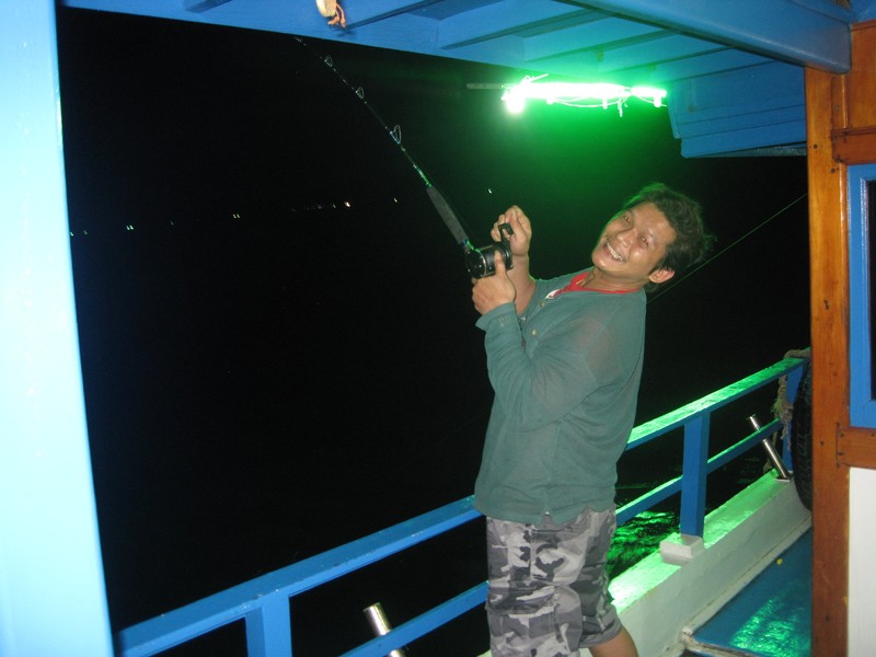 เจอตัวเเล้ว ตอนหาปลาหมึกไม่ได้ถ่ายครับ เมาเรือ ไปไดร์หมึกมองน้ำทะเลเลยไม่ได้ถ่ายรูป  :sad: :sad: