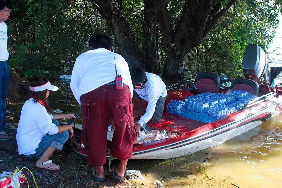 โหลดของลงเรือกันเลย น้ำดื่ม 50 แพ็ค ถุงยังชีพ 50 ถุง และติดขนม นม ยาเผื่อเจอคนป่วยและเด็ก :grin: