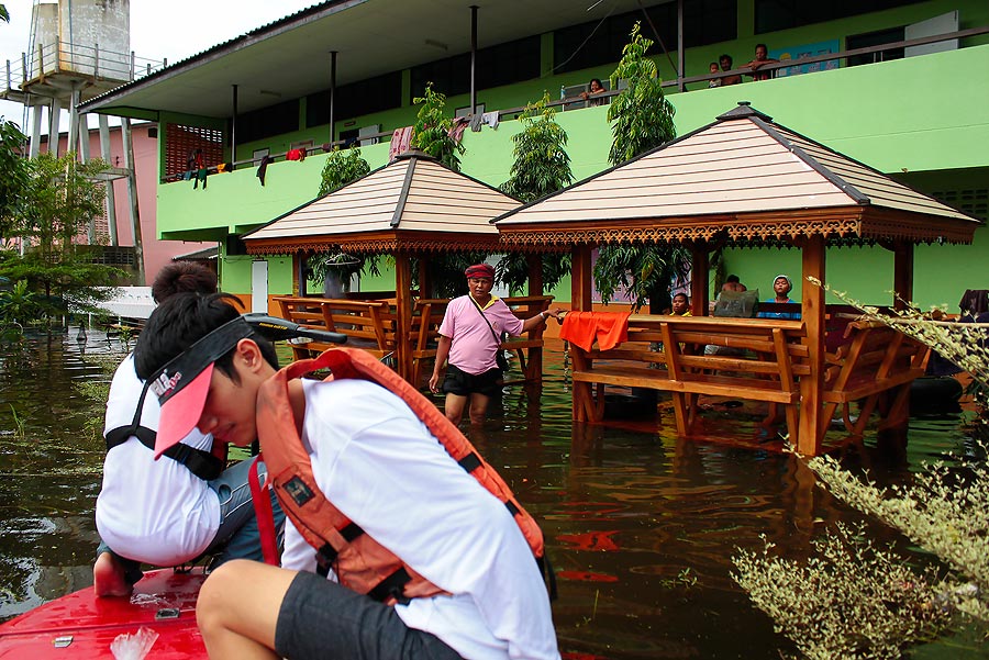 เรือเจ้ากบวิ่งเข้าไปที่โรงเรียน ซึ่งเราคาดการณ์ว่าน่าจะมีคนอพยพเข้าไปพักอยุ่ และก็เป้นเช่นนั้นจริงๆ 