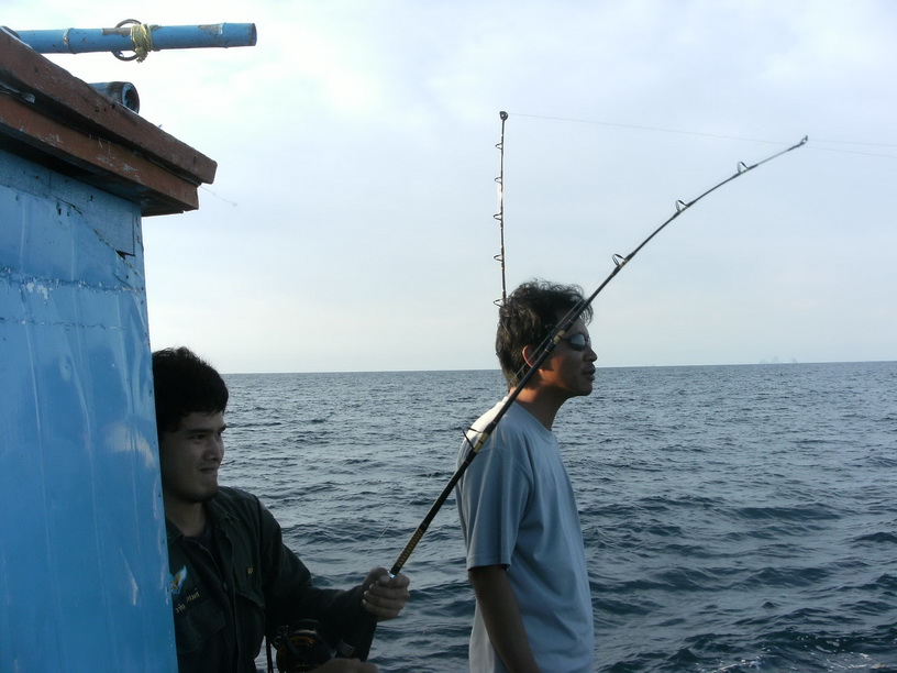 เรือวิ่งเลยตะรุเตามาหน่อย ชุดทรอลลิ่งที่ลากเบิร์ด ของน้องวา สมาชิกใหม่ทริปนี้ ทำงานแล้วครับ


