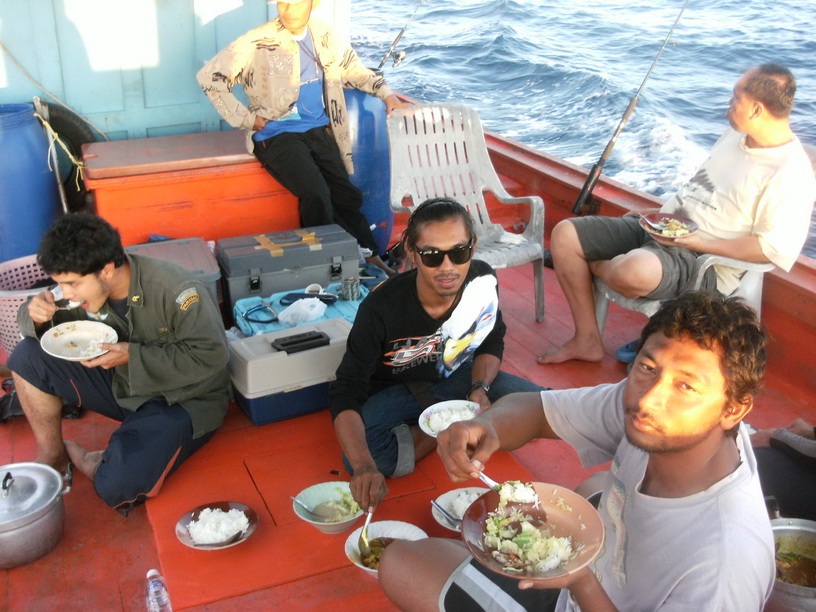 อาหารมื้อแรกบนเรือครับ

