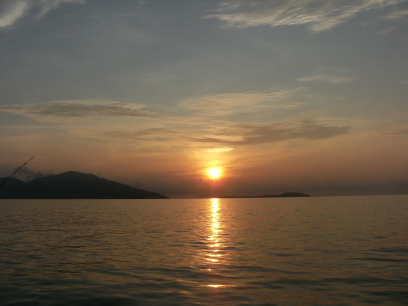 เมื่อคืนเราอยู่ที่เกาะหัวล้าน จิ๊กไม่ได้ผล เลยให้ไต๋ยีวิ่งขึ้นมาที่เกาะกลาง เพื่อจะตกปลาเล็กกัน



