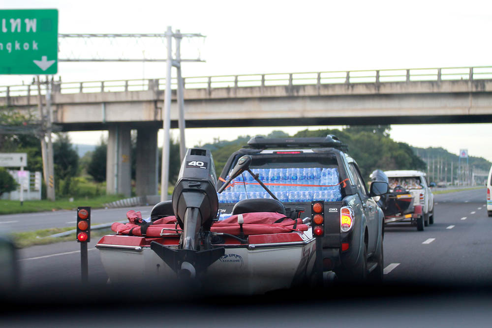 เราหันหัวเข้าไปทางกรุงเทพ  ขนน้ำมาเต็มพิกัด ทั้งในกระบะ และในเรือ :smile: