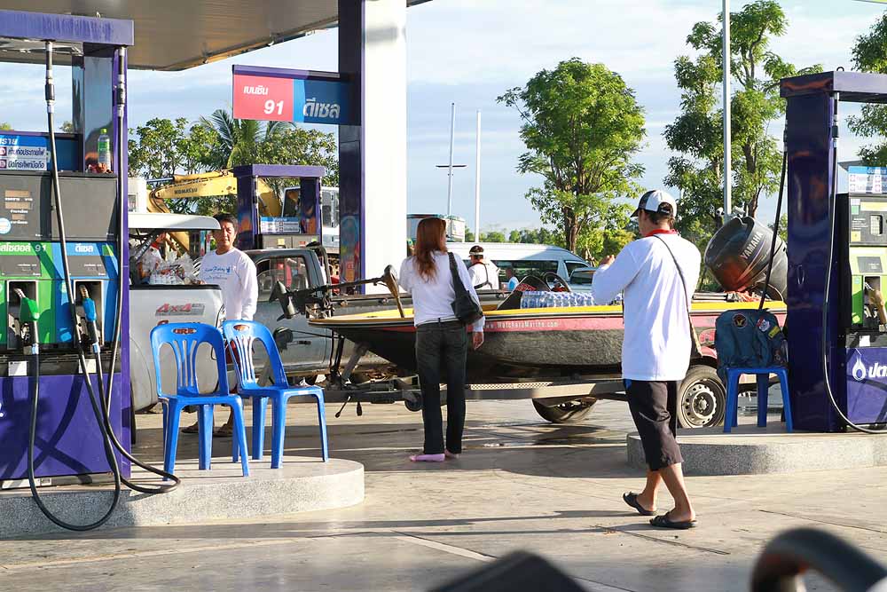 คนเตรียมสเบียงให้พวกเรายืนหันหลังให้อยู่นั้น