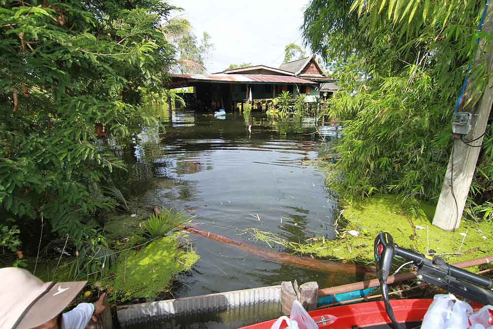 มาถึงบ้านหลังนี้ เราเข้าไปไม่ได้ครับ ประตูรั้วเล็กเกินไปสำหรับเรือเรา