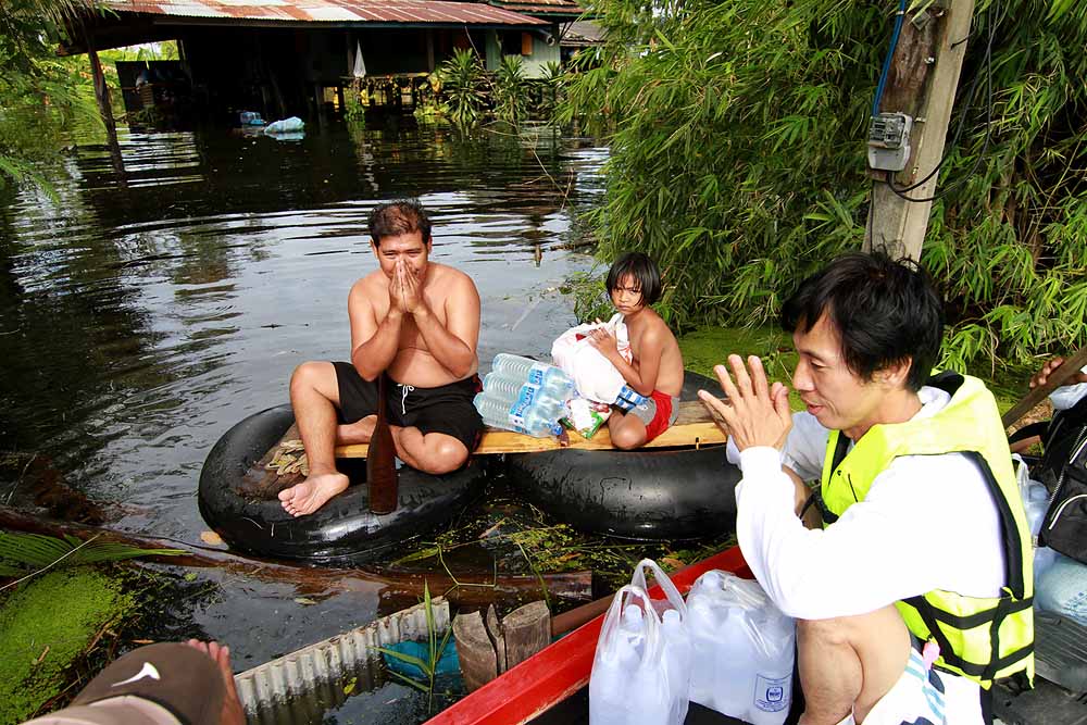 ยินดีครับ คนไทยด้วยกันช่วยเหลือกันไปครับ 