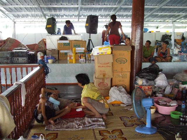 และที่อื่นๆรอบวัดรวมแล้ว 150 ครอบครัวครับ