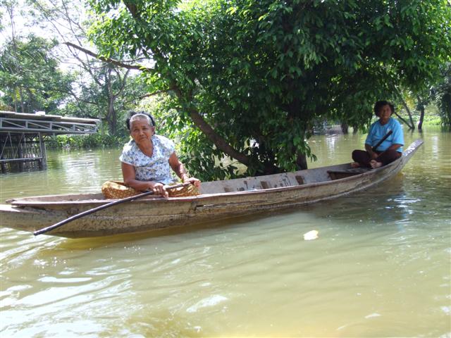 หวดดีครับน้า <JaY> 

ขากลับออกมาเจอคุณยายพายเรือมารับเสบียง...