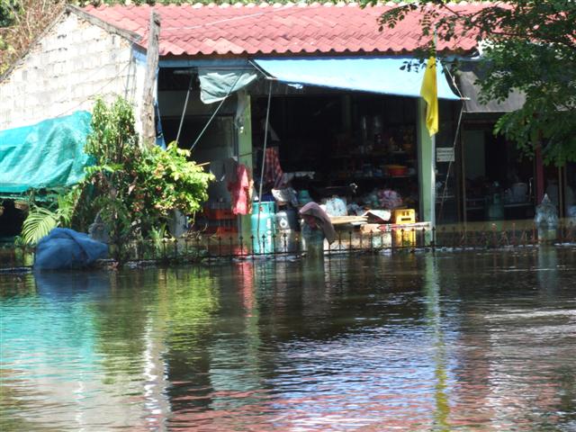 เรือเราต้องแวะไปส่งอีกหนึ่งครอบครัวที่วัดข่อยกลาง..