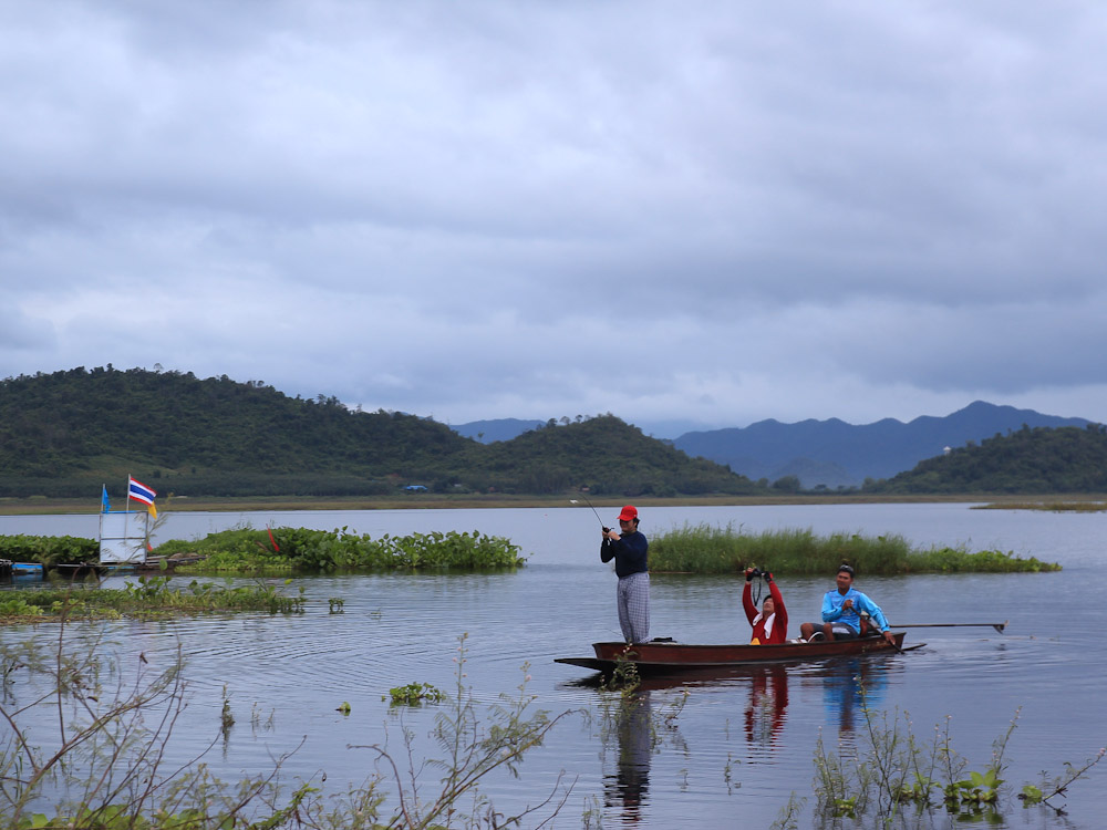  [b]สามคนนั้นลงเรือไปได้ตดยังไม่ทันหายเหม็น.....เครื่องเรือยังไม่ทันติดเลย หน้าโก้คว้าคันมาลองหวดกบล