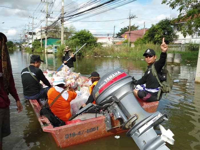 ไปช่วยมาเหมือนกัน ที่นครสวรรค์  5 วัน ตั้งแต่วันเสาว์ที่แล้ว ตอนกลางคืนออกตรวจร่วมกับชุมชน ตอนนี้น้ำ