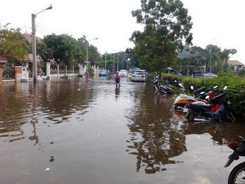 พักจากตกปลา ไปช่วยบ้านแฟน และชาวบ้านที่น้ำท่วม ที่นนทบุรี