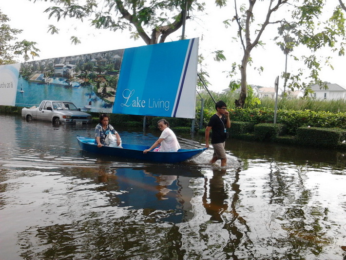 คนแก่บางคนก้ต้องนั่งเรือครับ เพราะลุยน้ำไม่ไหว