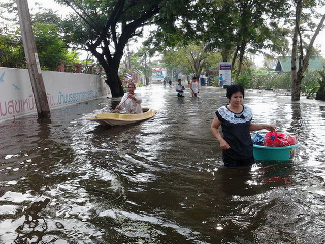 ตรงนี้นำลึกมากครับ ตอนนี้ยังเช้าครับ แต่ตอนเยนออกมา ถึงหน้าอกเรยครับ ผมสูง 176 ก้คิดเอานะครับ :sick: