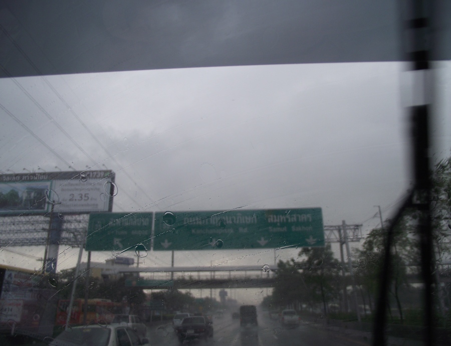 ระหว่างเดินทางมีน้องฝนตสมไปส่งตลอดทาง :sad: :sad: