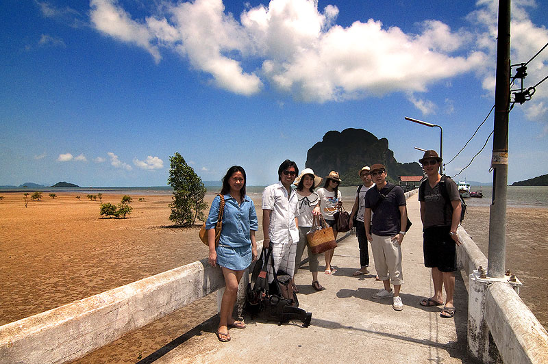 ถ่ายรูปบริเวณท่าเรือก่อนเดินทางด้วยเรือของทางรีสอร์ทข้ามไปยังเกาะไหง :smile: :smile: :smile: